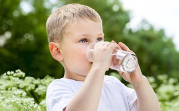 Trẻ em uống lượng nước trong ngày bao nhiêu là đủ?
