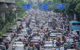 Đường phố Hà Nội tắc "không lối thoát" sau cơn mưa tầm tã
