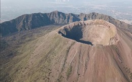 Du khách 23 tuổi ngã vào miệng núi lửa vì mải "sống ảo", nhà chức trách phải cảnh báo