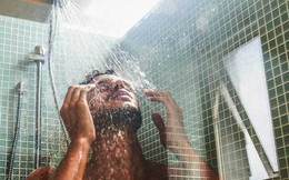 Tắm nước lạnh có thể gây đau tim! Chuyên gia nhắc nhở 3 chú ý khi tắm trong thời tiết nóng nực để bảo vệ sức khỏe bản thân