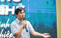 Triệu phú Vương Phạm mặc áo công nhân vệ sinh trò chuyện với sinh viên Việt, quan niệm ‘thà làm trùm thị trường ngách còn hơn bon chen với các bác ở thị trường to’