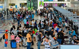 Sân bay Nội Bài quá tải, tắc từ bãi đỗ xe đến cửa an ninh