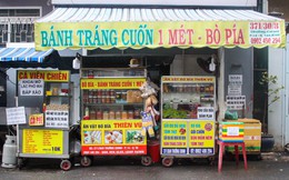 Bánh tráng cuốn dài 1 mét tại TP. HCM khiến nhiều người tò mò, thích thú