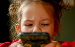 Những đứa trẻ "nghiện" điện thoại, cơ thể thường sẽ có 4 thay đổi đáng sợ, cha mẹ tuyệt đối đừng xem nhẹ!