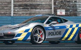 "Chơi lớn" như cảnh sát Séc: Biến siêu xe Ferrari của tội phạm thành xe tuần tra