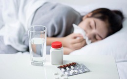 Khô mũi, khô họng, đau rát dọc sống mũi khi ngủ: Bác sỹ chỉ ra cách phân biệt bệnh do virus hoặc do vật dụng nhà nào cũng có gây nên