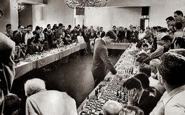 Bobby Fischer: Kẻ lập dị, một mình thi đấu cờ vua với 50 đối thủ cùng lúc