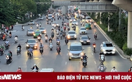 Hà Nội: Xe máy vẫn 'chung lối' ô tô sau một tuần phân làn đường Nguyễn Trãi