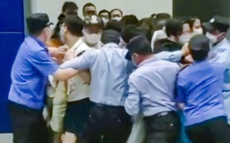 Dân Thượng Hải tháo chạy khỏi cửa hàng Ikea bị phong tỏa vì có người mắc COVID-19