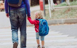Bố mẹ tuyệt đối không nắm bàn tay con khi qua đường vì đó là vị trí trẻ dễ buông ra nhất, 80% phụ huynh làm sai