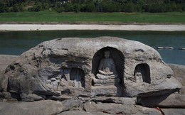 Nước cạn khô làm lộ ra bức tượng 600 năm tuổi trên sông Dương Tử