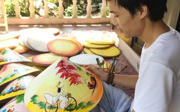 Chàng trai vẽ tranh trên nón lá Huế