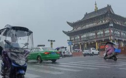 Trung Quốc: Đang nắng thiêu đốt sang mưa xối xả, hàng chục ngàn người chạy lũ