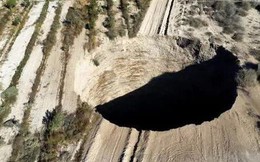 Hố tử thần khổng lồ rộng 32 mét xuất hiện ở Chile
