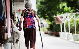 Singapore: Người cao tuổi nhọc nhằn trong 'bão giá'