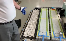 Tháo tung bộ pin 'xịn nhất' của xe điện Tesla, nhóm chuyên gia bất ngờ trước bí mật công nghệ của Elon Musk