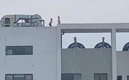 Thót tim cảnh 2 trẻ nhỏ chơi đùa trên nóc chung cư ở Hà Nội