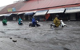 Mới buổi sáng, nhiều tuyến đường TP.HCM biến thành sông, chợ Thủ Đức chìm trong biển nước