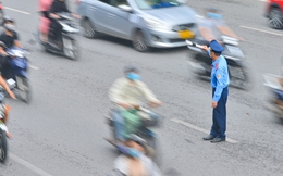 Ngày đầu dựng dải phân cách trên đường Nguyễn Trãi: Giao thông hỗn loạn, xe máy vẫn đi vào làn ô tô