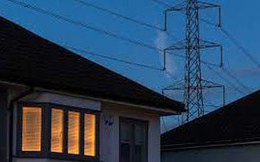 Giá năng lượng tăng cao, vì sao các doanh nghiệp điện châu Âu vẫn cạn tiền mặt?