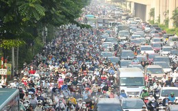 Cảnh ùn tắc kéo dài vẫn diễn ra sau khi phân làn đường Nguyễn Trãi