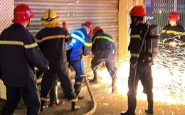 TP.HCM: Cháy thẩm mỹ viện, cảnh sát cắt cửa cuốn cứu 7 người