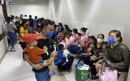 Bệnh nhi nằm vạ vật vì nhiều bệnh viện ở Hà Nội quá tải
