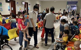 Nhiều bệnh viện ở TP.HCM, Hà Nội đang chật kín bệnh nhi nhiễm vi rút, bệnh hô hấp...