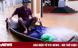Ảnh: Xã ngoại thành ở Hà Nội cứ mưa là ngập, dân chèo thuyền trên đường làng