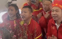 CĐV mặc áo đỏ, mang hoa đào sang Thái Lan cổ đội tuyển Việt Nam