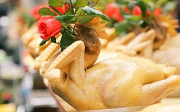Đi chợ 30 Tết: chọn gà luộc sẵn nhớ kỹ 3 đặc điểm để mua được gà tươi ngon, tránh mua phải gà cũ, bị luộc lại
