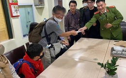 Gia đình người Nhật Bản vui vẻ nhận lại tiền bị tài xế taxi chặt chém tại Nội Bài
