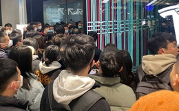 Đám đông bất bình tụ tập tại cửa hàng xe Tesla ở nhiều thành phố Trung Quốc