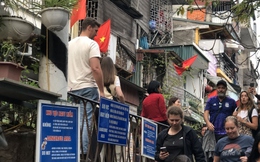 "Cà phê đường tàu" ở Hà Nội vẫn mở cửa đón khách Tây bất chấp có chốt trực