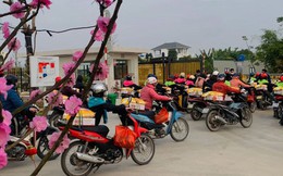 Doanh nghiệp tặng hơn 18.000 suất quà tết cho người lao động, để sẵn trên xe máy