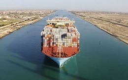 Nóng: Một con tàu lại bị mắc kẹt khiến kênh đào Suez bị tắc