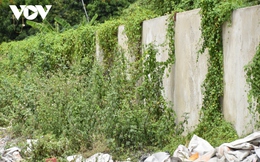 Tường rào thi công đoạn đường vành đai 2,5 gây khó cho người dân Hà Nội