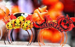 Phố Hàng Mã tràn ngập đồ chơi 'độc' trước ngày  Halloween