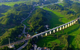 Huy động 50.000 người, khoan 159 đường hầm, bắc 253 cây cầu ‘xuyên’ hàng loạt ngọn núi, Trung Quốc gây chấn động với tổ hợp 'đi lại’ đắt đỏ, ‘lát’ hơn 200 tỷ đồng cho từng km