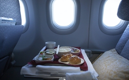 Kỳ lạ máy bay phục vụ đồ ăn từ phổ thông đến thương gia, nhưng tiếp viên vẫn mang cơm vì điều này