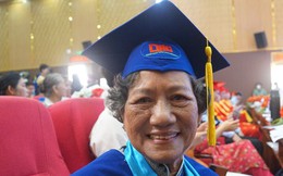 Cụ bà 75 tuổi nhận bằng tốt nghiệp đại học ngành Dược