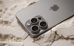 Thí nghiệm chứng minh độ bền của bộ khung titan iPhone 15 Pro Max: thả rơi 100 lần không hỏng, 45kg đè lên không gãy