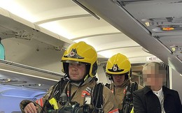 Buồng lái phi công bốc khói, khách ngạt thở vì kẹt trên máy bay