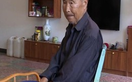 Cha già 92 tuổi ở nhà dột nát nhưng 5 con trai sống trong biệt thự xung quanh: Làm cha mẹ xin đừng thiên vị