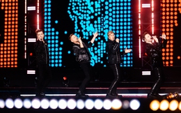 Westlife “bùng nổ” trong đêm diễn thứ 2 tại TPHCM: Mời fan Việt lên sân khấu song ca, khiến khán giả “cháy” hết mình