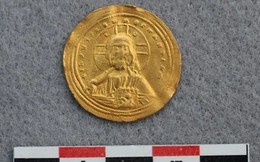 Khai quật được đồng tiền vàng hơn 1.000 năm tuổi có khắc hình khuôn mặt Chúa Giêsu