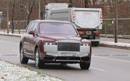 Rolls-Royce Cullinan 2024 để lộ đèn và lưới tản nhiệt phát sáng kiểu mới trên đường thử, dễ ra mắt năm sau