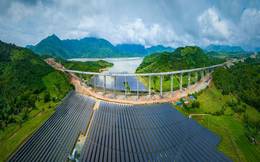 DN tạo nên cây cầu vượt cao nhất đoạn cao tốc Cam Lâm - Vĩnh Hảo, vắt qua cánh đồng pin năng lượng mặt trời
