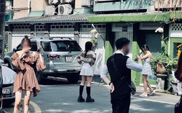 Tổ trưởng và người dân "hẻm Hàn Quốc" bức xúc khi càng đông bạn trẻ kéo đến chụp ảnh, hút thuốc: “Có em còn nấp sau ô tô để thay quần áo”