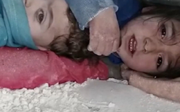 Cô bé 5 tuổi che chở cho em trong động đất Syria phải cắt bỏ chân